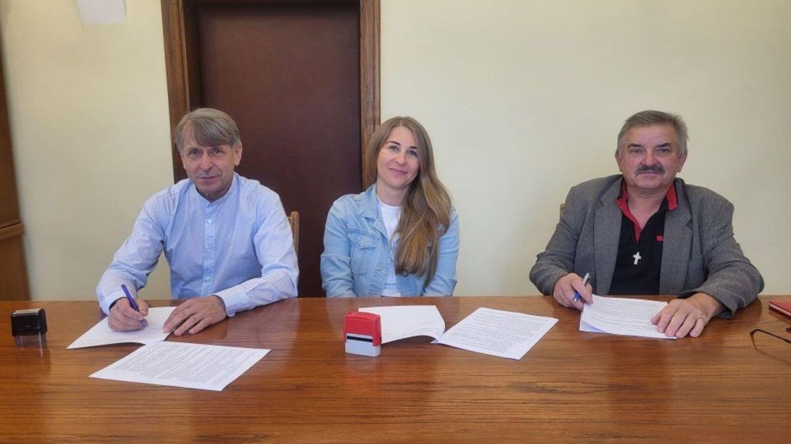 Zdjęcie przedstawia burmistrza gminy Biecz i wykonawcy przy podpisaniu umowy na inwestycję