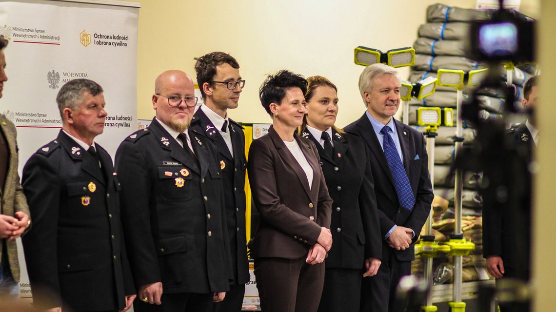 zdjęcie przedstawia kilka osób