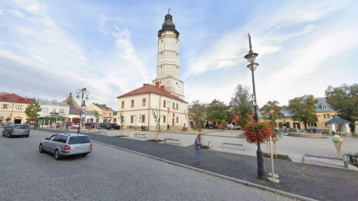 Nowe mieszkania w Bieczu. Gmina przygotowuje specjalny projekt Rynek w Bieczu, na którym stoi Ratusz z wieżą