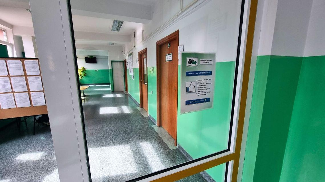 zdjęcie przedstawia korytarz budynku powiatowego urzędu pracy w gorlicach