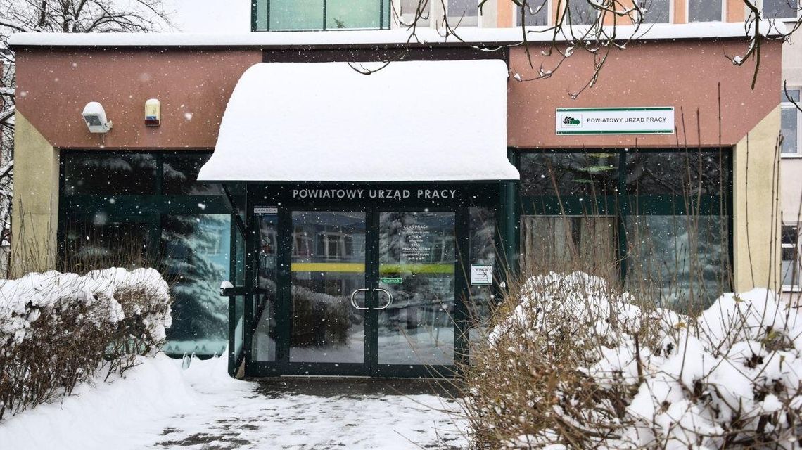 zdjęcie przedstawia wejście ze szklanymi drzwiami do budynku do którego prowadzi chodnik