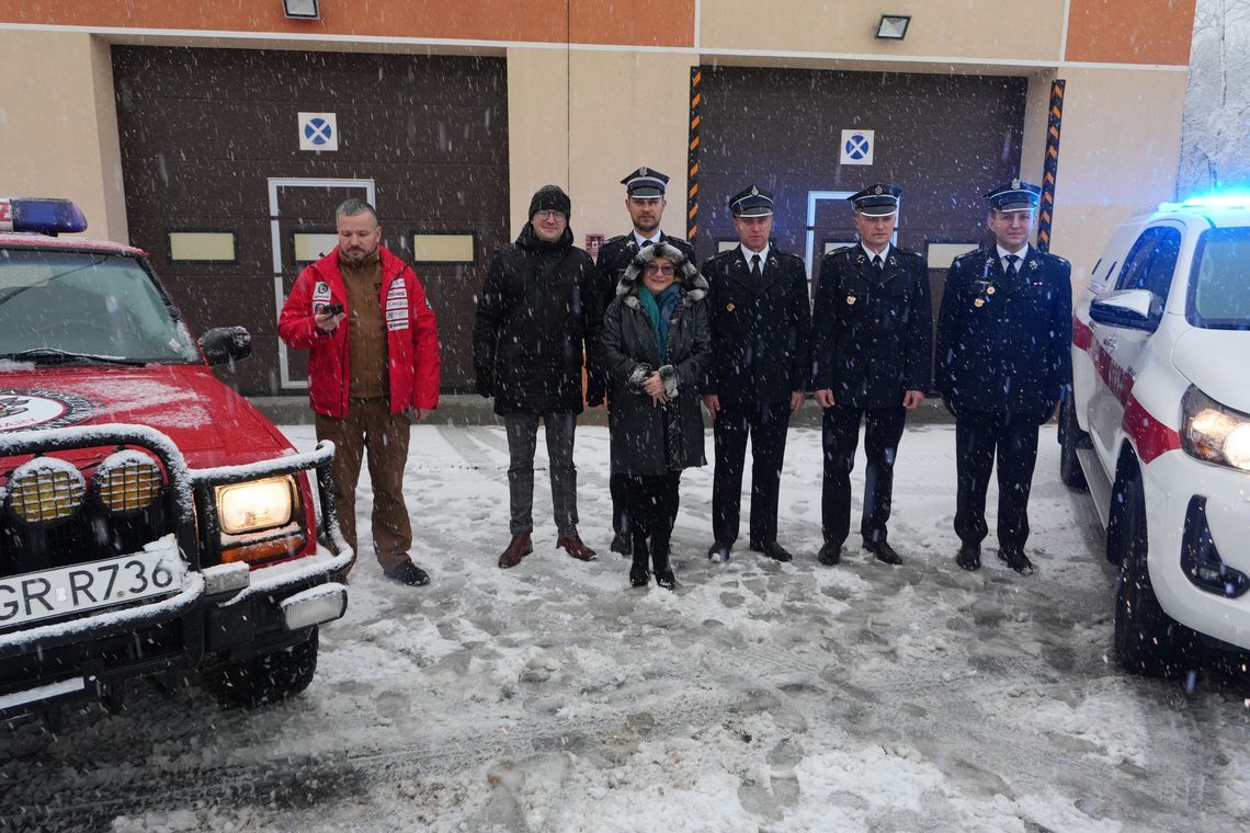 zdjęcie przedstawia strażaków z panią wójt na oficjalnym przekazaniu pojazdów ratowniczych