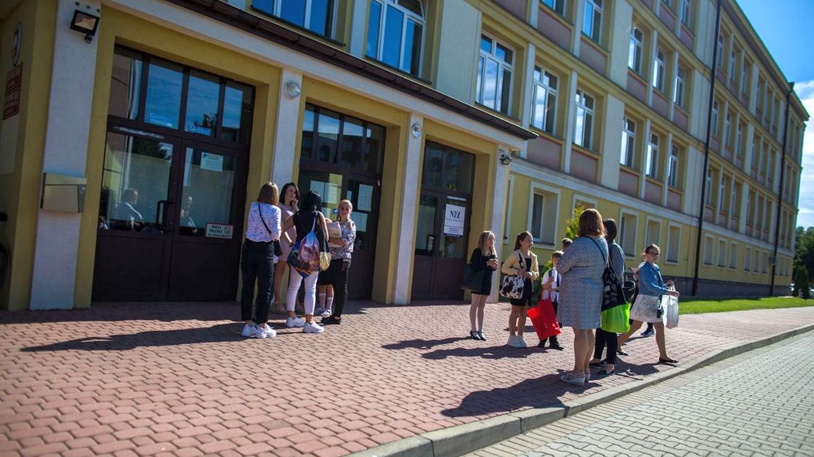 zdjęcie przedstawia wejście do sp 4 w gorlicach