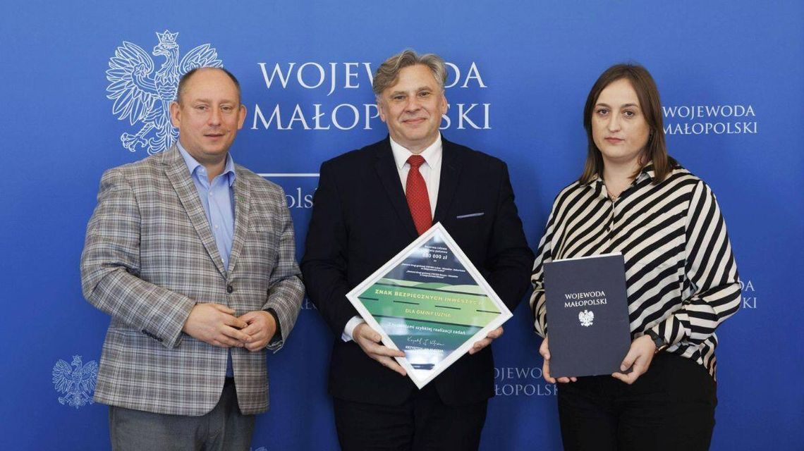 Nowe środki na drogi w Gminie Łużna! Ponad 800 tysięcy złotych na remonty po klęskach żywiołowych Zdjęcie przedstawia Krzysztofa Klęczara, Mariusza Tarsę i Iwonę Wiktorek po podpisaniu umowy na remont dróg gminnych