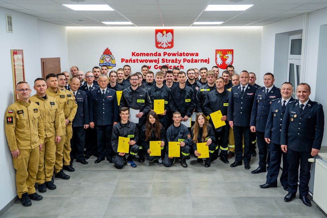 zdjęcie przedstawia strażaków na sali konferencyjnej Państwowej Straży Pożarnej