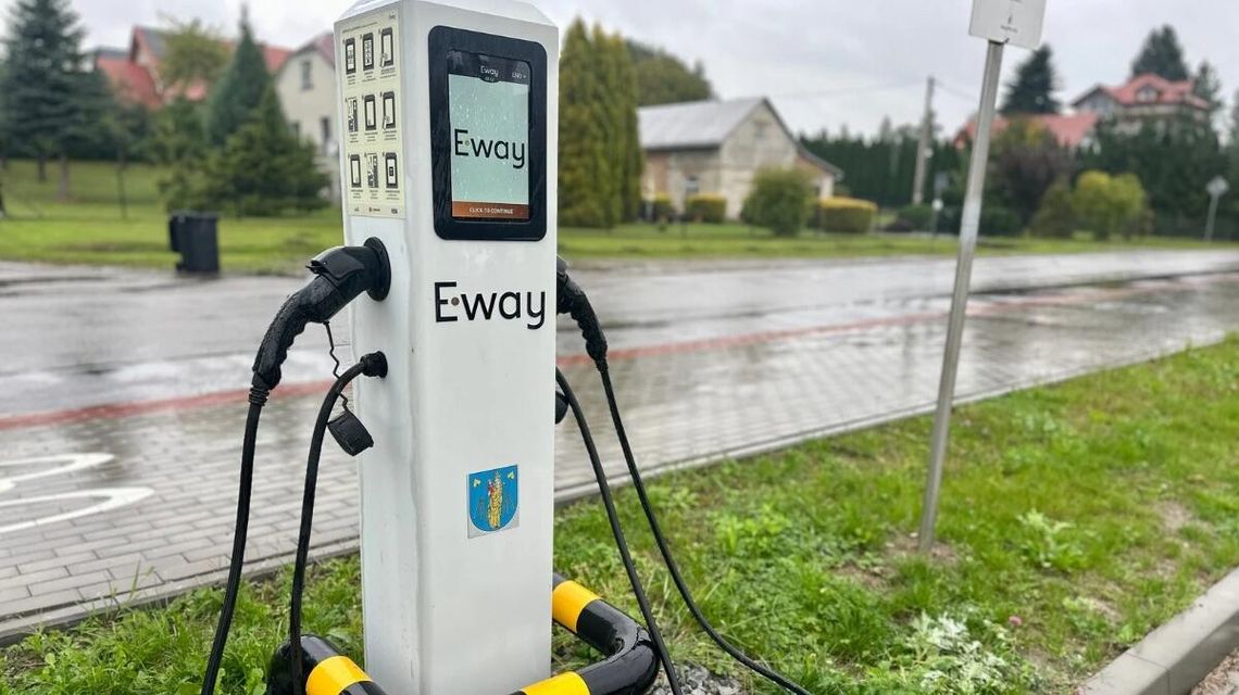 Zdjęcie Przedstawia stacje ładowania pojazdów elektrycznych w Lipinkach