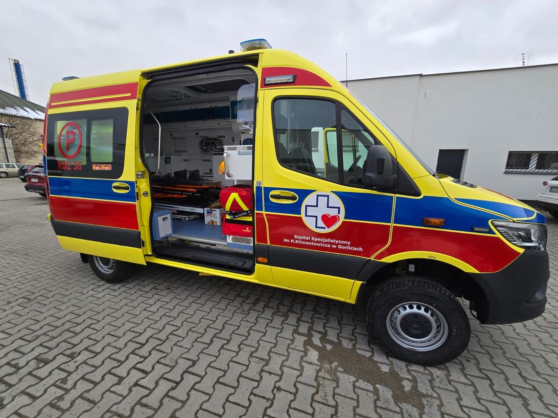 zdjęcie przedstawia nowoczesną karetkę pogotowia ratunkowego