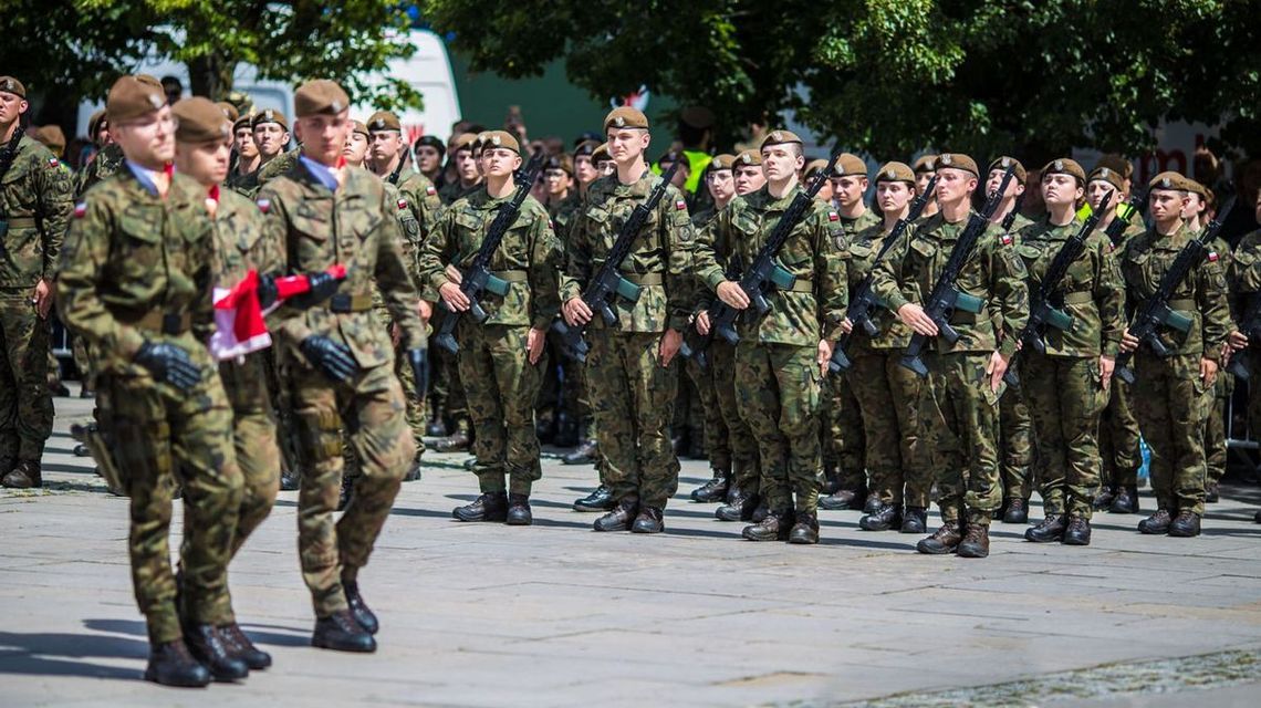 zdjęcie przedstawia żołnierzy na gorlickim rynku