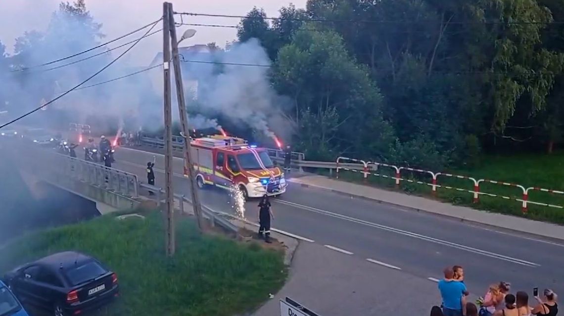 auto jadące wśród ogni sztucznych i rac