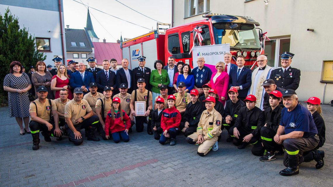 zdjęcie przedstawia grupę osób przed samochodem pożarniczym OSP Bobowa