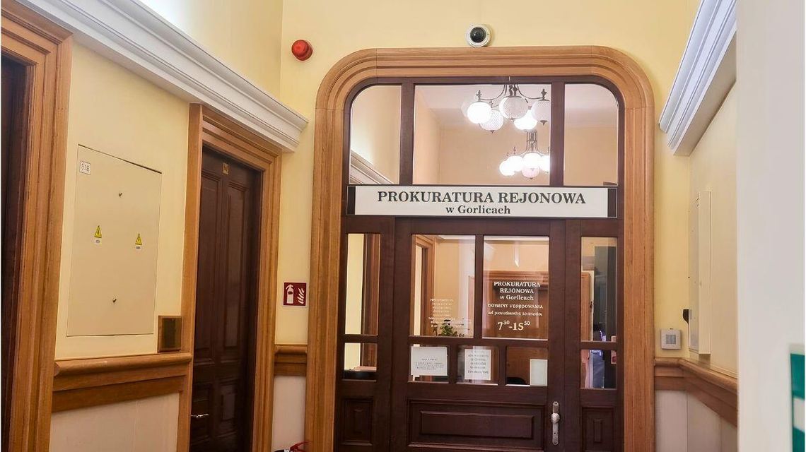 Nożem prosto w serce 30-latka. Agresywna partnerka aresztowana zdjęcie przedstawia korytarz i drzwi w budynku prokuratury w Gorlicach