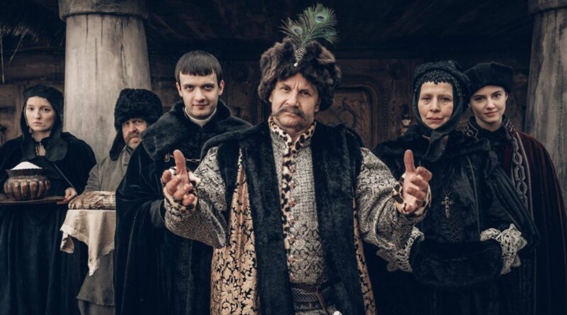 Zdjęcie przedstawia aktorów z serialu Netflixa pt. 1670.