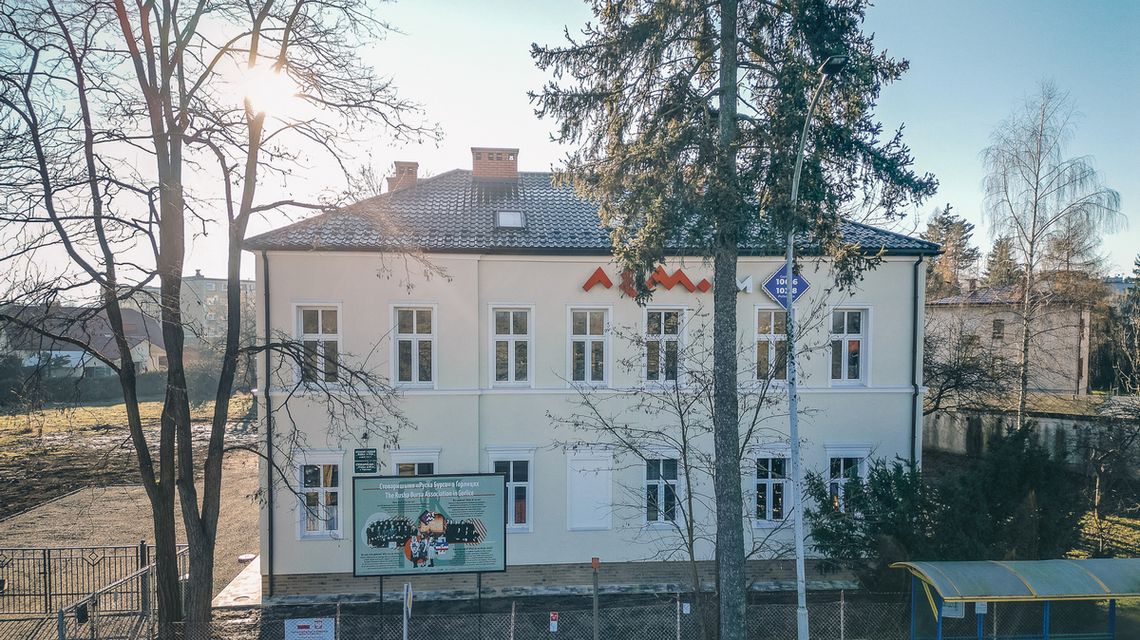 zdjęcie przedstawia budynek przy ulicy w otoczeniu drzew