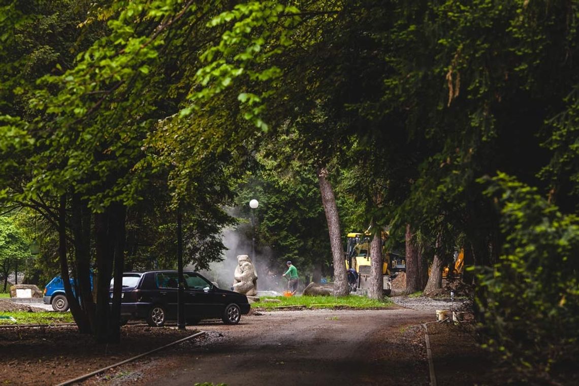 Odwiedziliśmy parkowy plac budowy. Efekty prac są już coraz widoczniejsze. Sami zobaczcie.