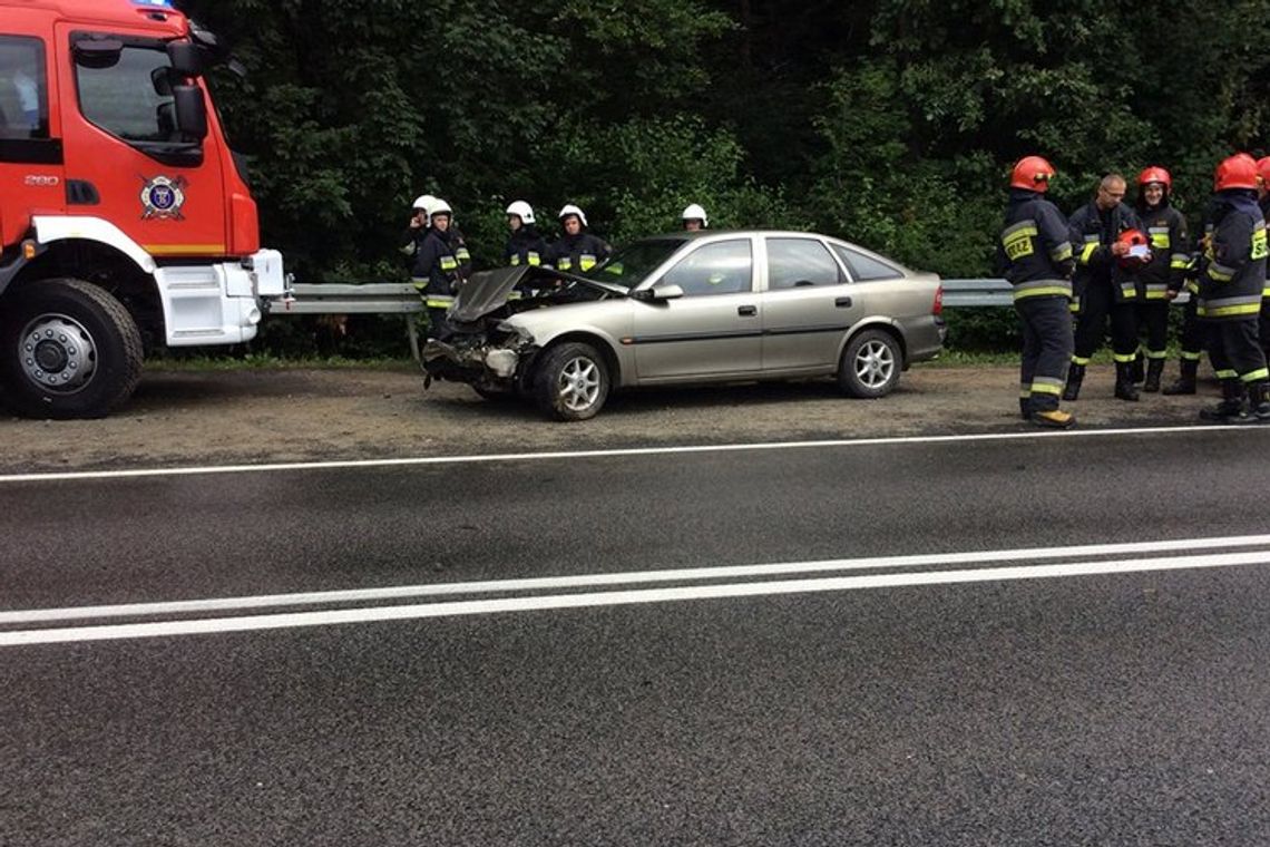 Opel uderzył w bariery