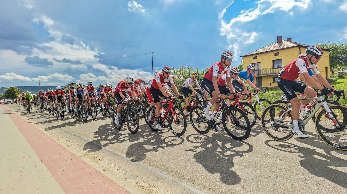 peleton kolarski przejeżdża przez ulicę