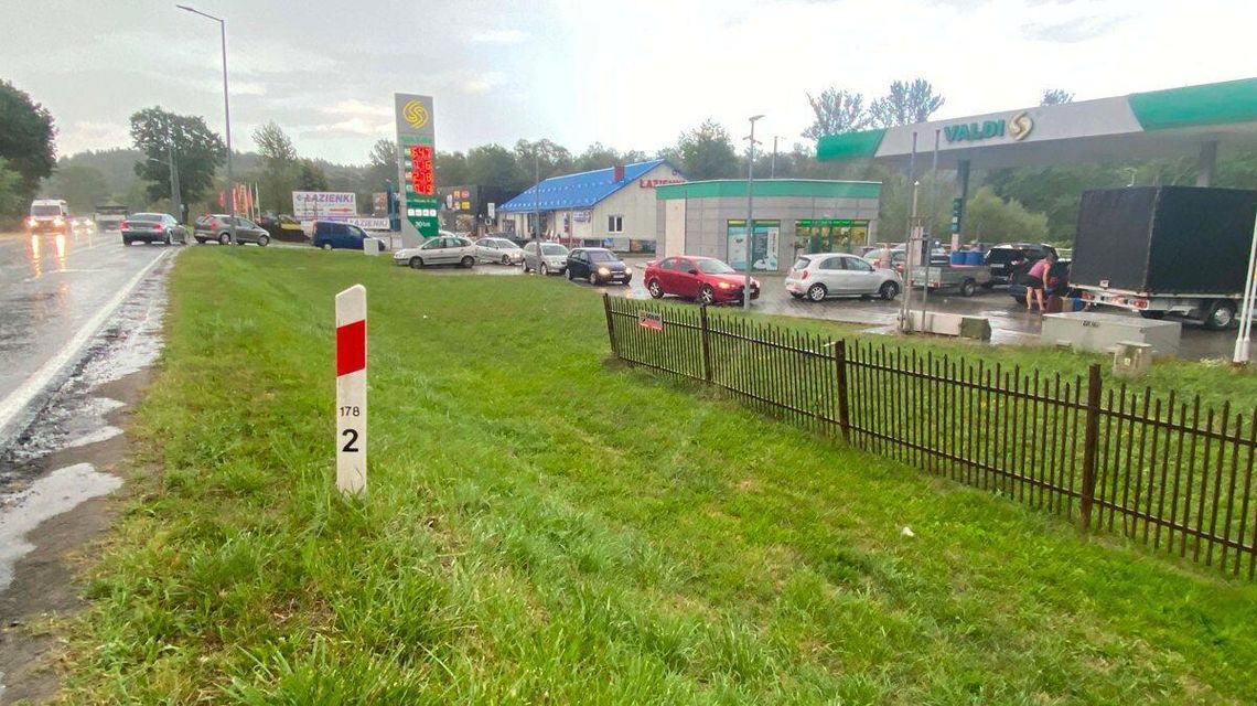 Ostatni dzień tańszego paliwa. Od jutra ceny mogą mocno wzrosnąć samochody w kolejce do stacji paliw w gorlicach