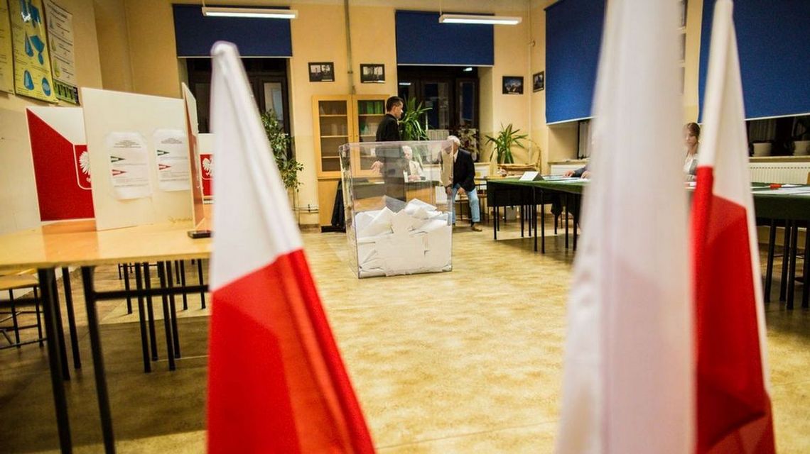 zdjęcie przedstawia lokal wyborczy z urną na środku