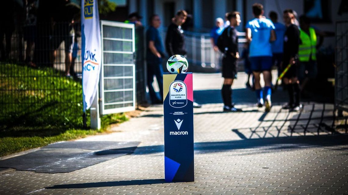 Ostatnia kolejka rundy jesiennej kojarzy Glinik z Watrą Białka Tatrzańska zdjęcie przedstawia pulpit z piłką