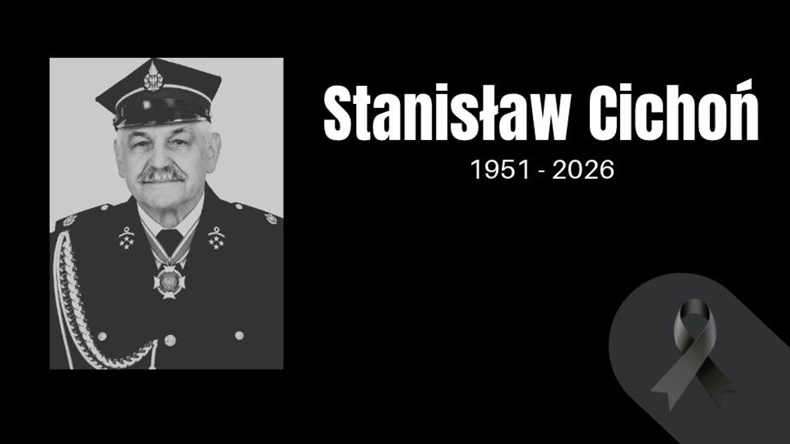 czarno-białe zdjęcie mężczyzny w czapce i mundurze strażackim