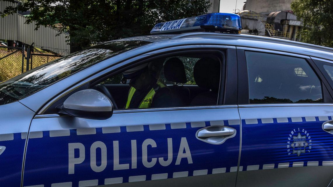 Oszustwo za oszustwem, na celowniku internetowe transakcje zdjęcie przedstawia policyjny radiowóz