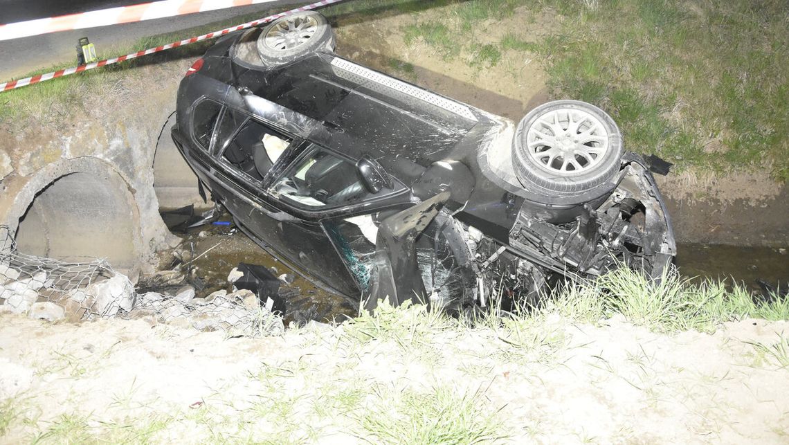 zdjęcie przedstawia zapowiedz przewrócony po wypadku pojazd marki BMW