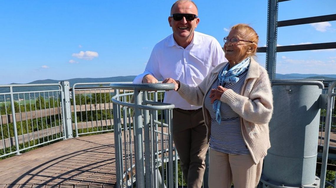 Pani Maria weszła na wieżę na Łysuli. To najstarsza zdobywczyni tego obiektu [FOTO]