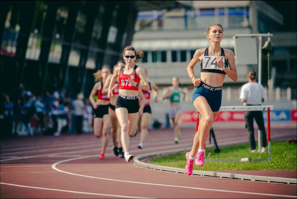 kobiety w strojach sportowych biorące udział w biegu na 1000 metrów w Krakowie