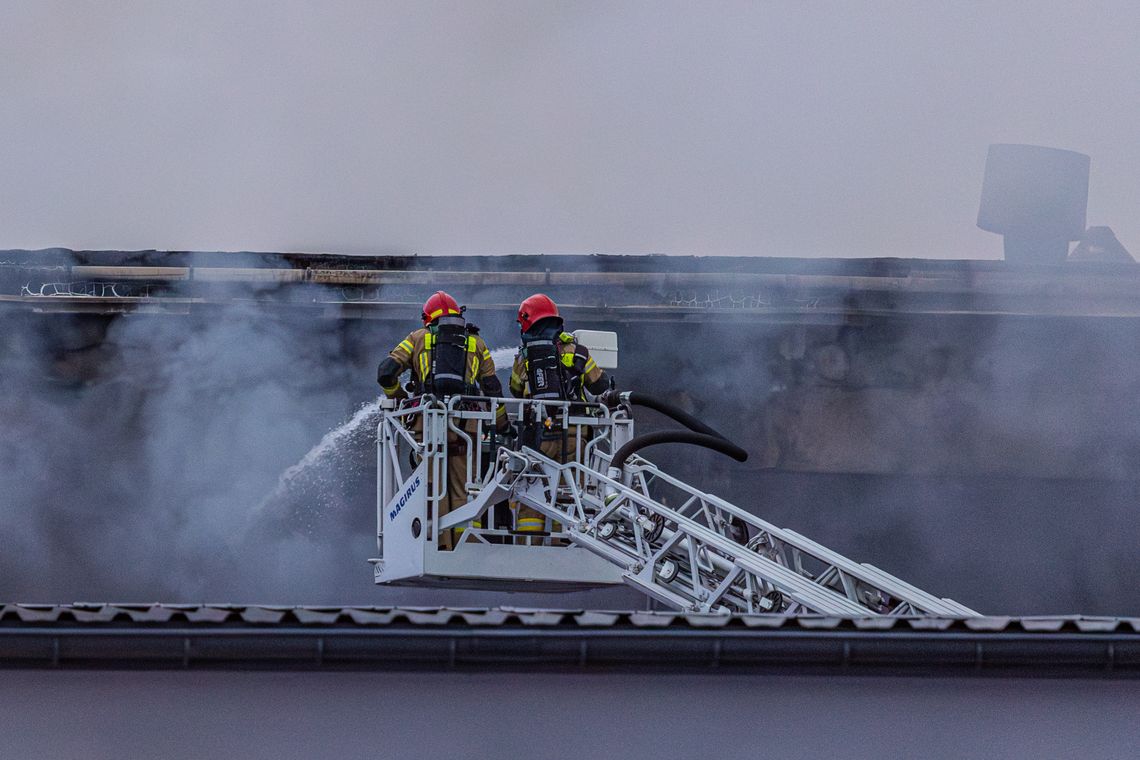 Strażacy na wysięgniku podczas akcji gaszenia pożaru w Nowym Sączu