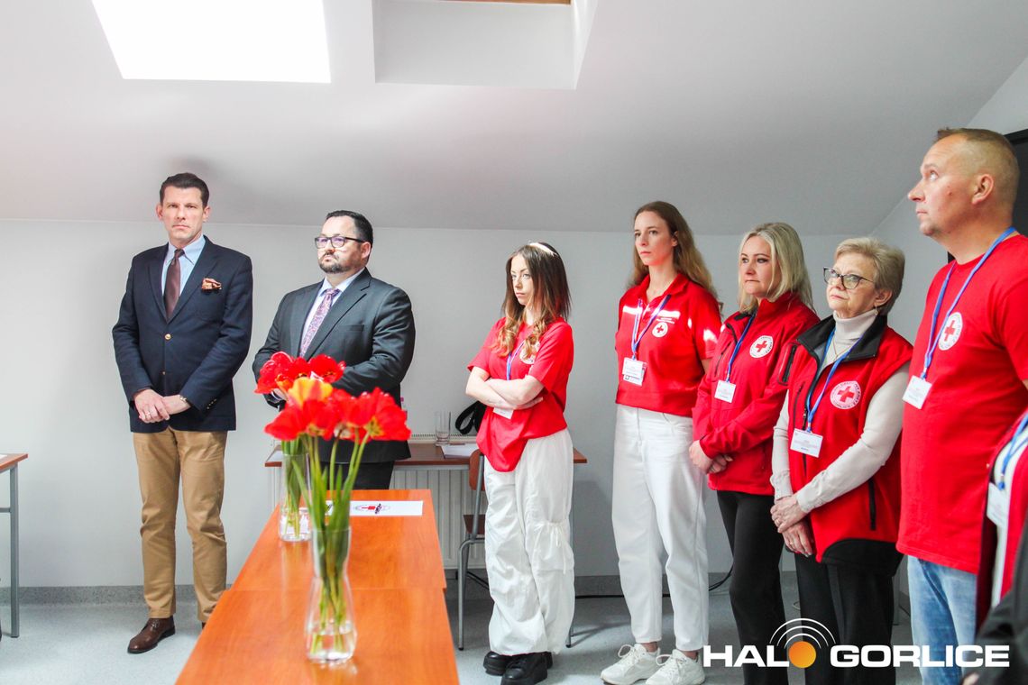 zdjęcie przedstawia grupę ludzi przy stole