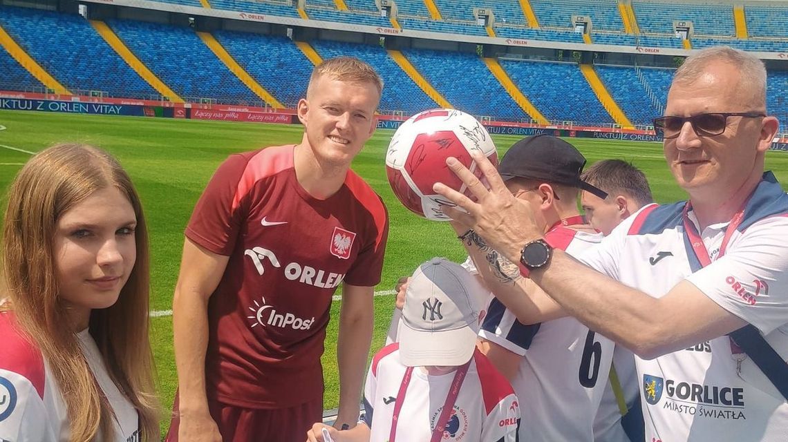 zdjęcie przedstawia mężczyznę który trzyma piłkę