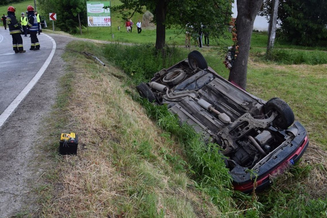 Peugeot na dachu w Rożnowicach (AKTUALIZACJA)