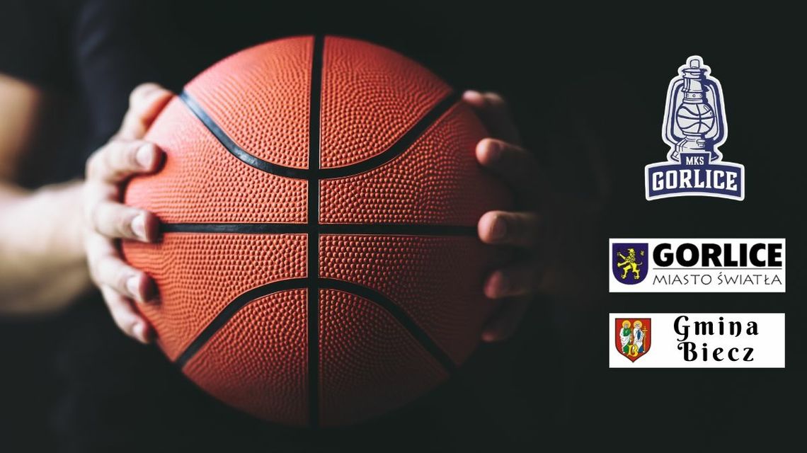 ręce trzymające piłkę do koszykówki, obok logotypy gorlic, biecza i mks gorlice