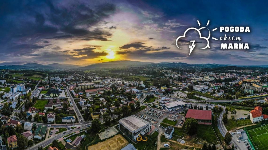 widok miasta z drona nad nim niebo i wschodzące słońce