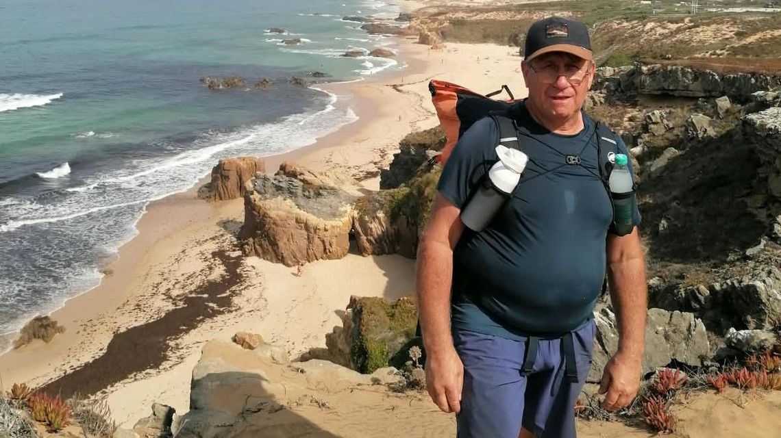 Piąty dzień Camino Artura Grądalskiego. Piach, noclegi, ludzie i ważny polski ślad w Portugalii mężczyzna z plecakiem na brzegu morza