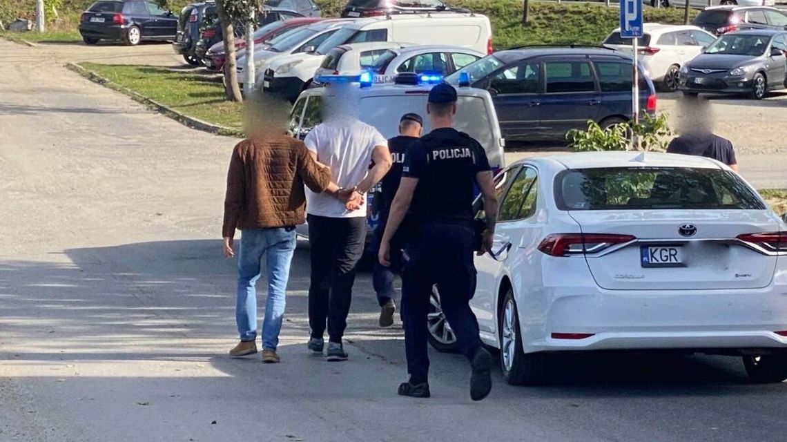 Pięć osób poszukiwanych w rękach gorlickiej policji Doprowadzenie mężczyzny do samochodu przez policjantów