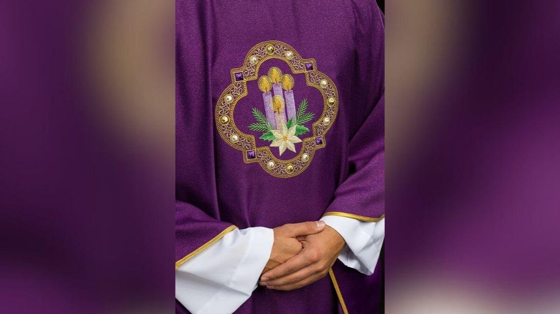 zdjęcie przedstawia fioletowy ornat księdza