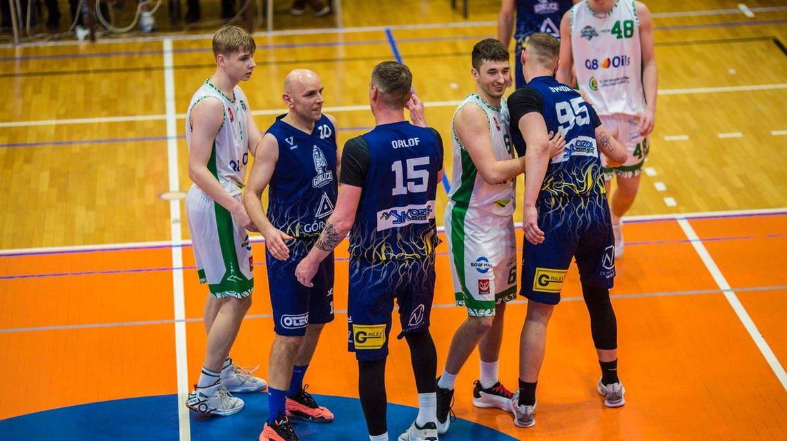 zdjęcie przedstawia koszykarzy na boisku