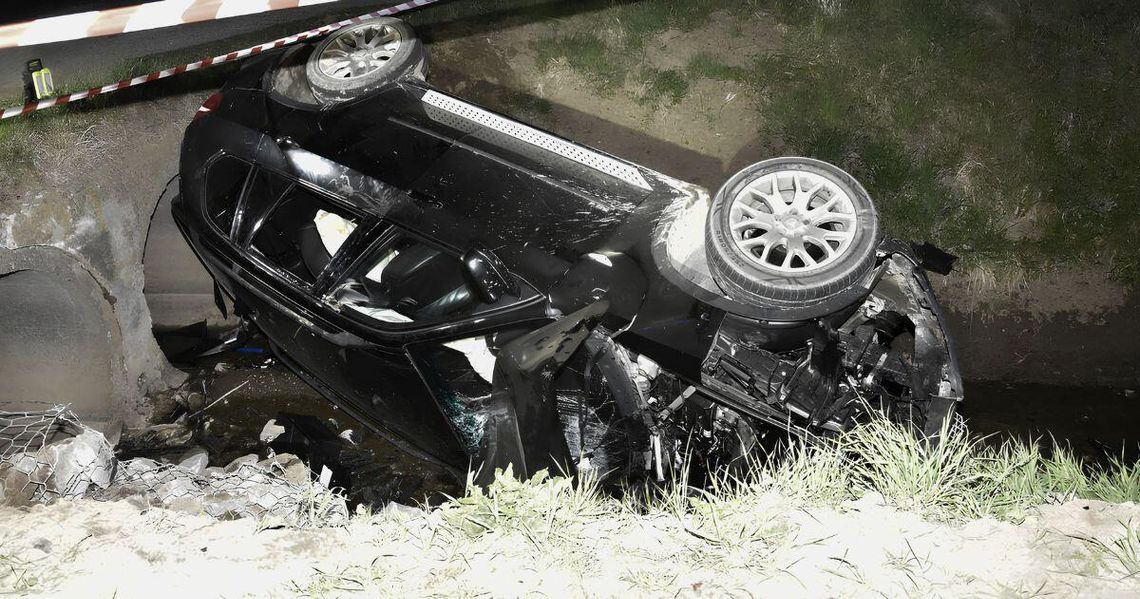 28-latek z gminy Lipinki usłyszał zarzuty. To on spowodował wypadek będąc pijanym zdjęcie przedstawia samochód leżący na boku w rowie