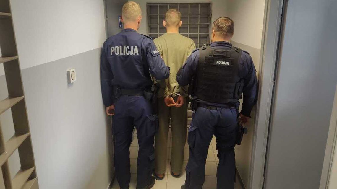 Pijany kierowca zatrzymany w Bobowej. Sąd zdecydował już dzień później dwóch policjantów trzymających aresztanta