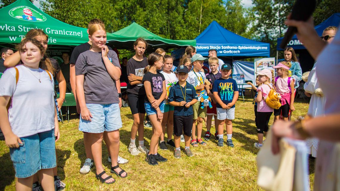 zdjęcie przedstawia dzieci na polanie