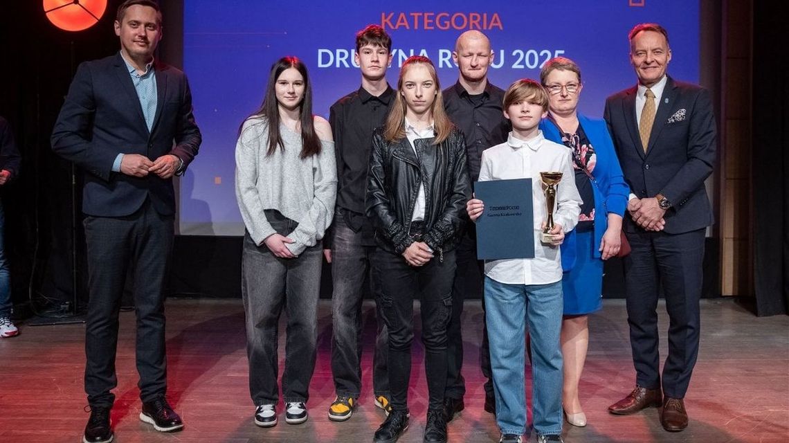 zdjęcie przedstawia dzieci i dorosłych na scenie