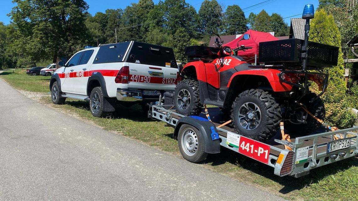 Pilna akcja w Ropicy Polskiej. Służby szukają zaginionej osoby samochód z przyczepką na której jest quad