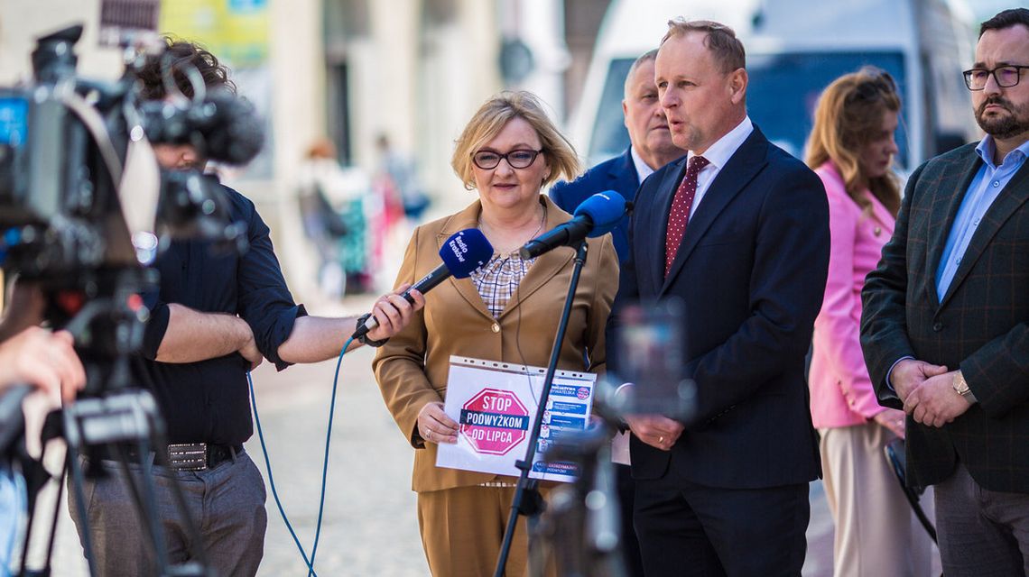 kobieta i mężczyzna przed mikrofonem na ulicy