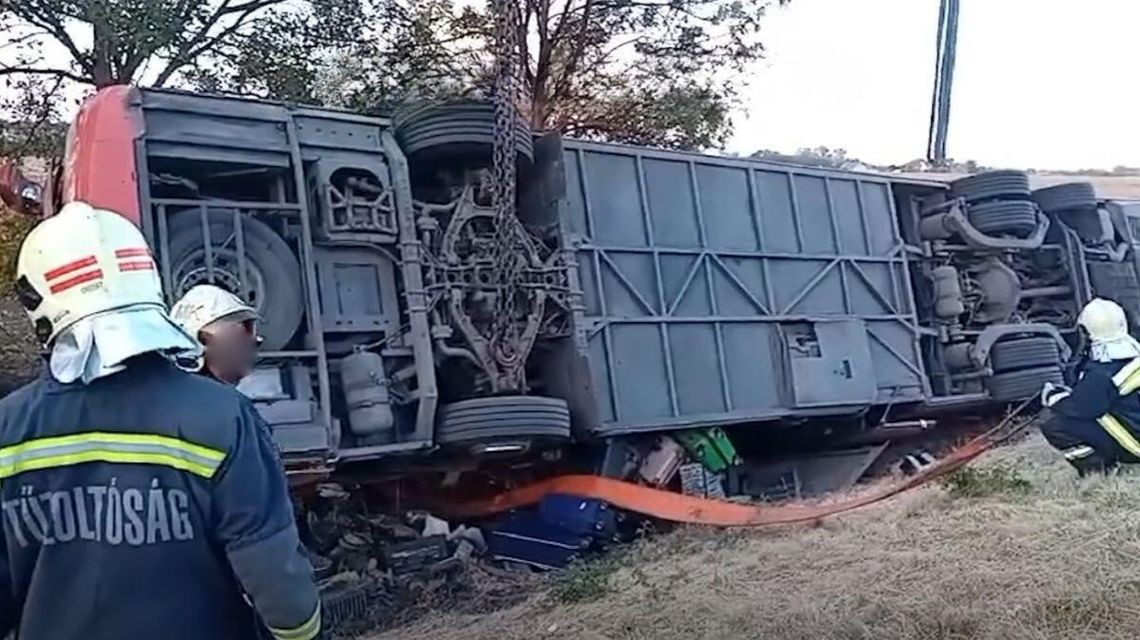 Po katastrofie autokaru pojawili się oszuści. Wojewoda wydała ostrzeżenie wywrócony autokar wokół niego strażacy