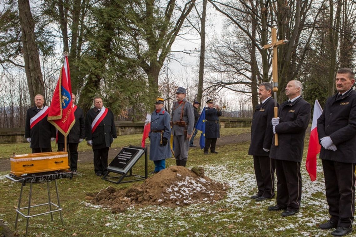 Pochówek niemieckich żołnierzy, których szczątki znaleziono podczas remontu drogi