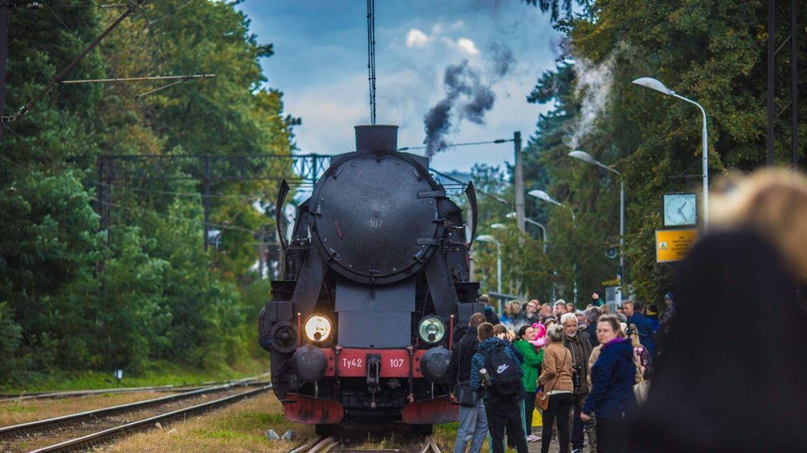 Zdjęcie przedstawia pociąg retro