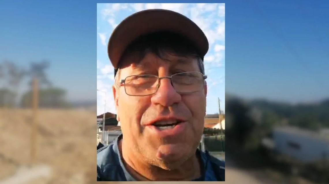 Pocztówka z Portugalii. Artur Grądalski rzuca wyzwanie samorządowcom w całej Polsce. Każda miejscowość może dołączyć mężczyzna w okularach i czapeczce, w tle niebo