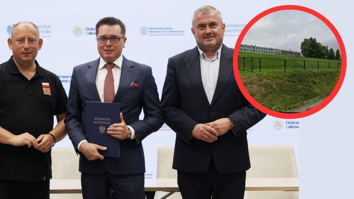 trzech mężczyzn stojących pozujących, jeden trzyma przed sobą teczkę