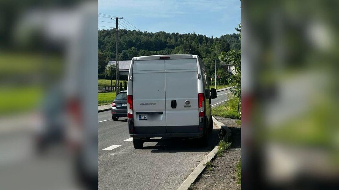 zdjęcie przedstawia biały samochód dostawczy stojący na ulicy